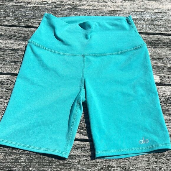 ALO YOGA 6” biker Favorite Short Lettuce XS EUC - Picture 1 of 4